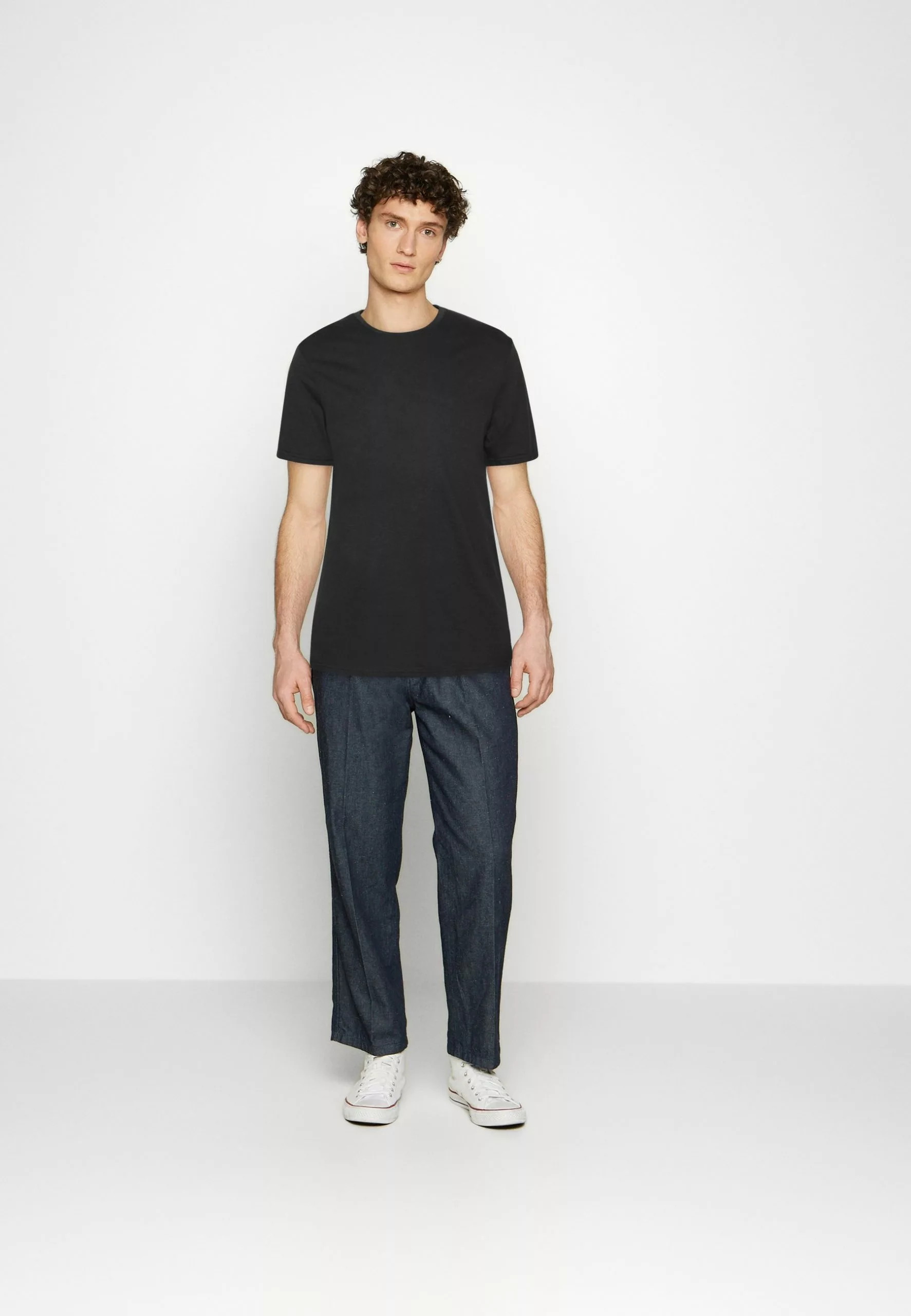 Pier One 5 Pack - Basic T-Shirt - White/Off-White/Light Grey/Beige/Black 1 Pier One 5 Pack - Basic T-Shirt - White/Off-White/Light Grey/Beige/Black