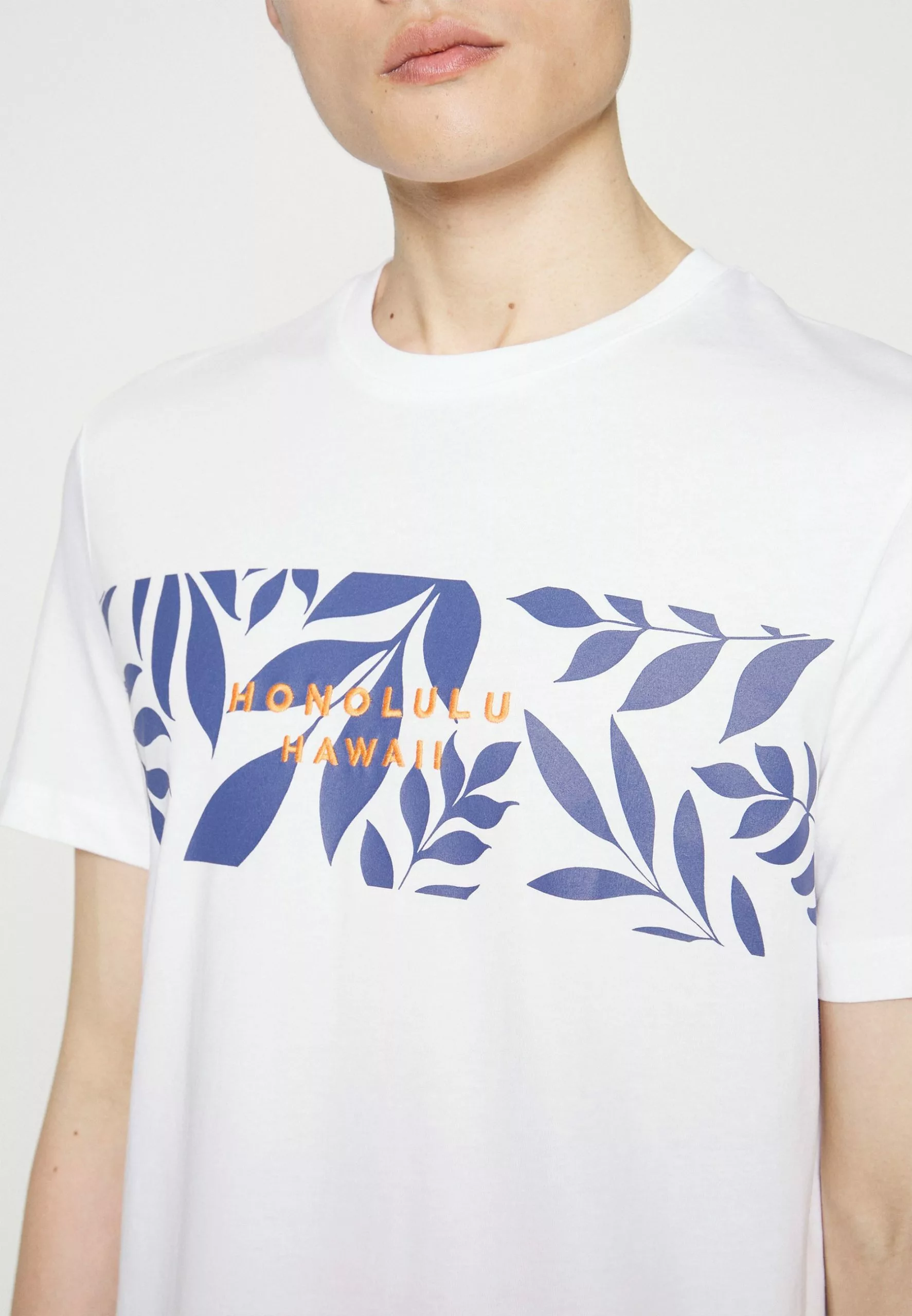 Pier One Leaf Chest Print Tee- Print T-Shirt - White 6 Pier One Leaf Chest Print Tee- Print T-Shirt - White - Image 6