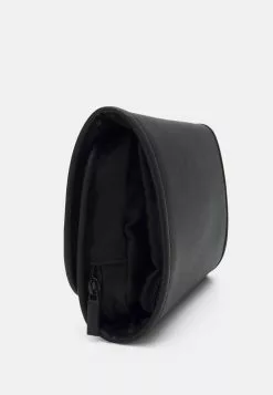 Pier One Unisex - Wash Bag - Black 9 Pier One Unisex - Wash Bag - Black -Pier One Shop 35e50f5f205a4792b2a440cd32bb20e4