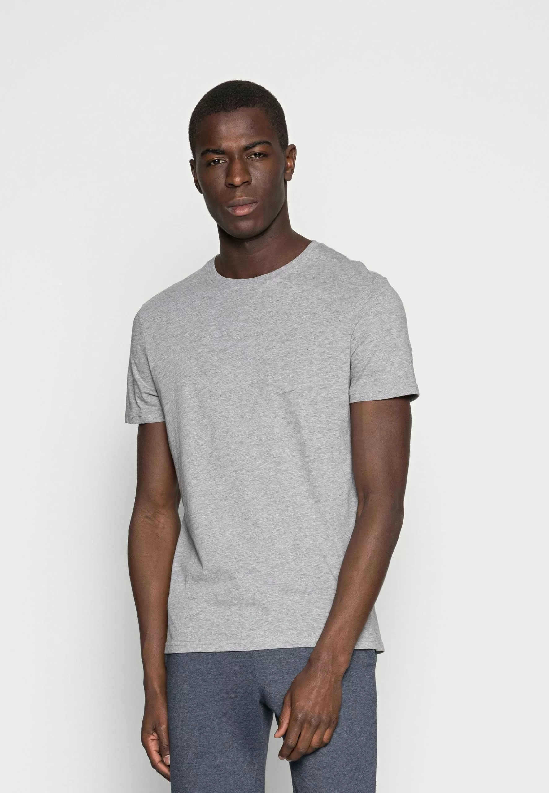 Pier One 3 Pack - Basic T-Shirt - White/Black/Light Grey 4 Pier One 3 Pack - Basic T-Shirt - White/Black/Light Grey - Image 4