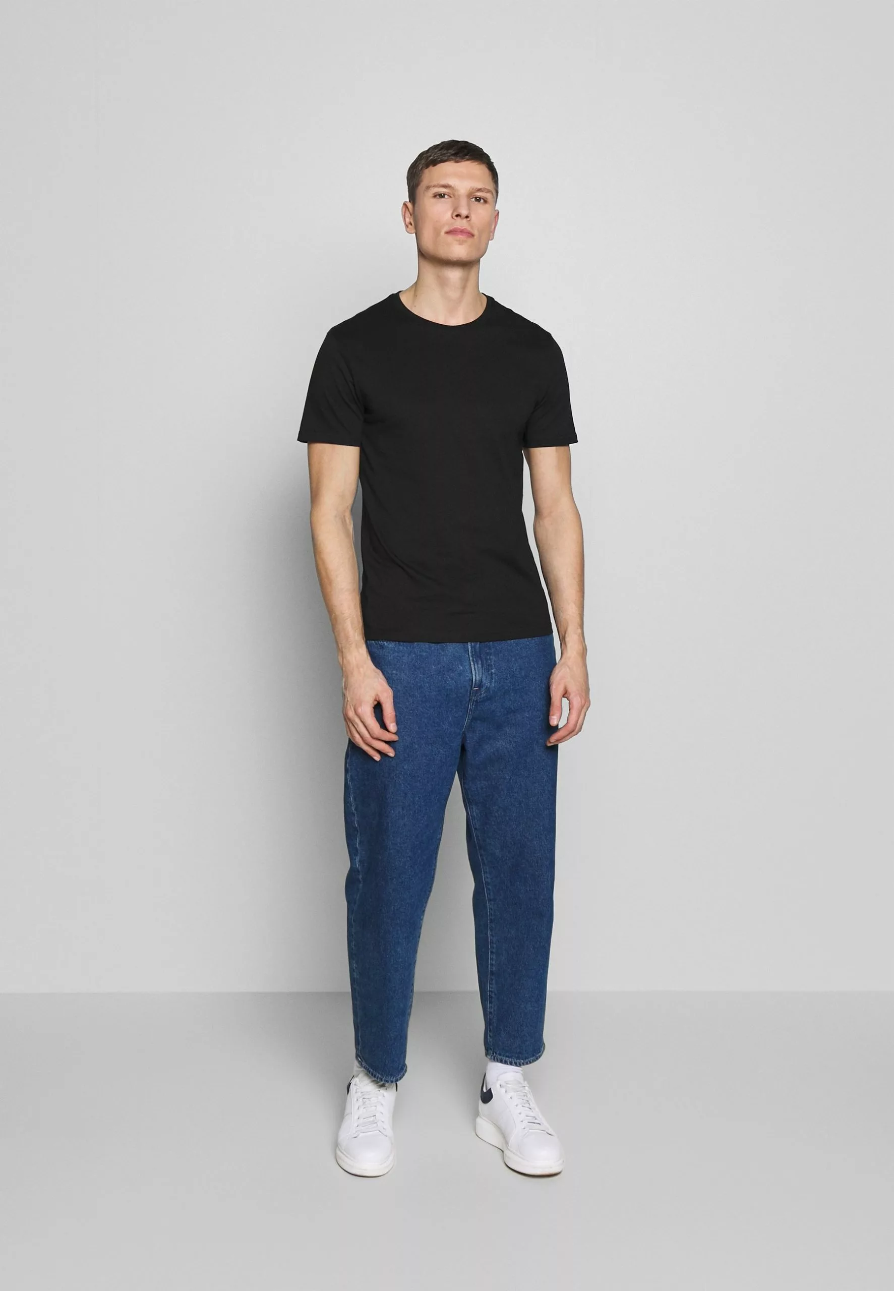 Pier One 5 Pack - Basic T-Shirt - Black/White/Blue 1 Pier One 5 Pack - Basic T-Shirt - Black/White/Blue