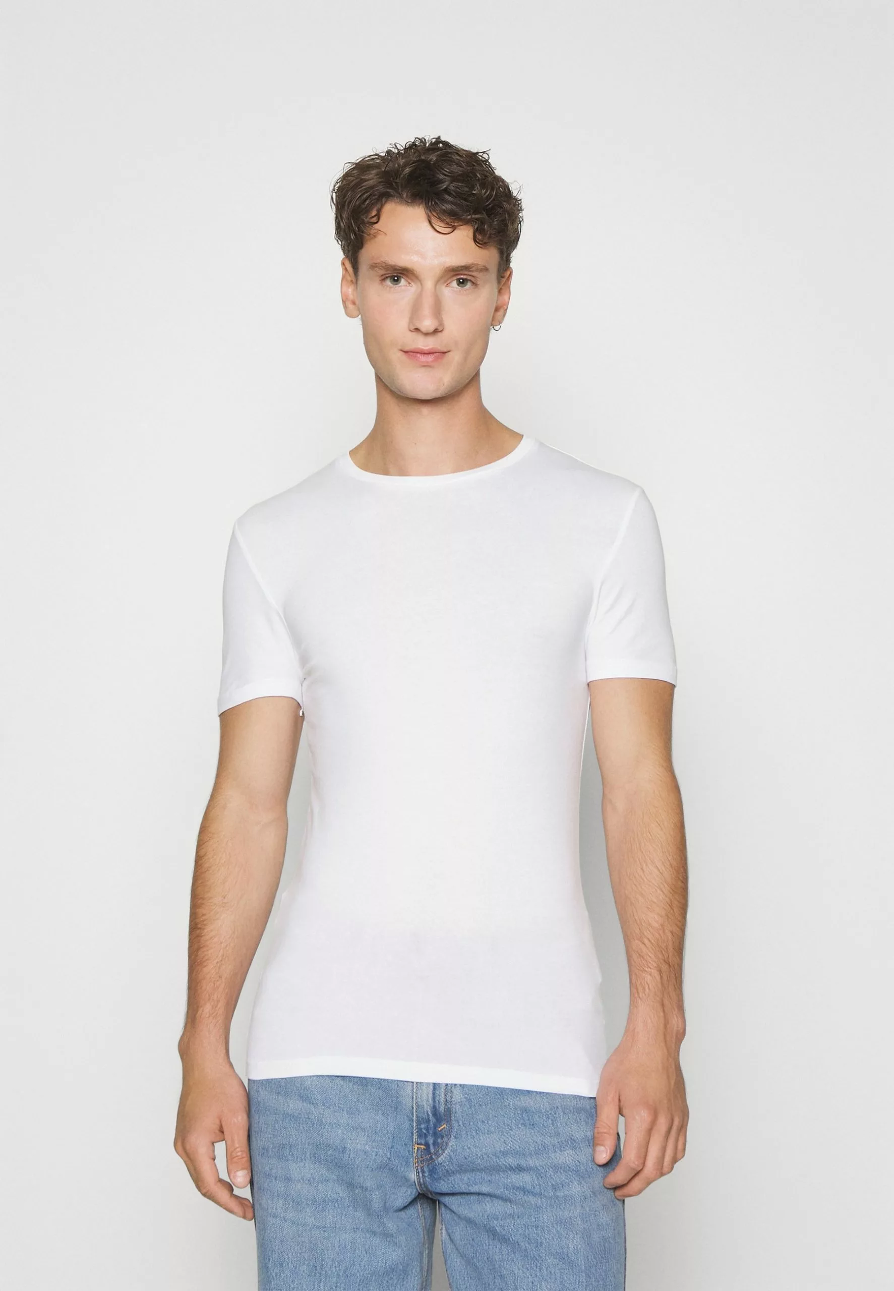 Pier One 3 Pack Muscle Fit- Basic T-Shirt - White 2 Pier One 3 Pack Muscle Fit- Basic T-Shirt - White - Image 2