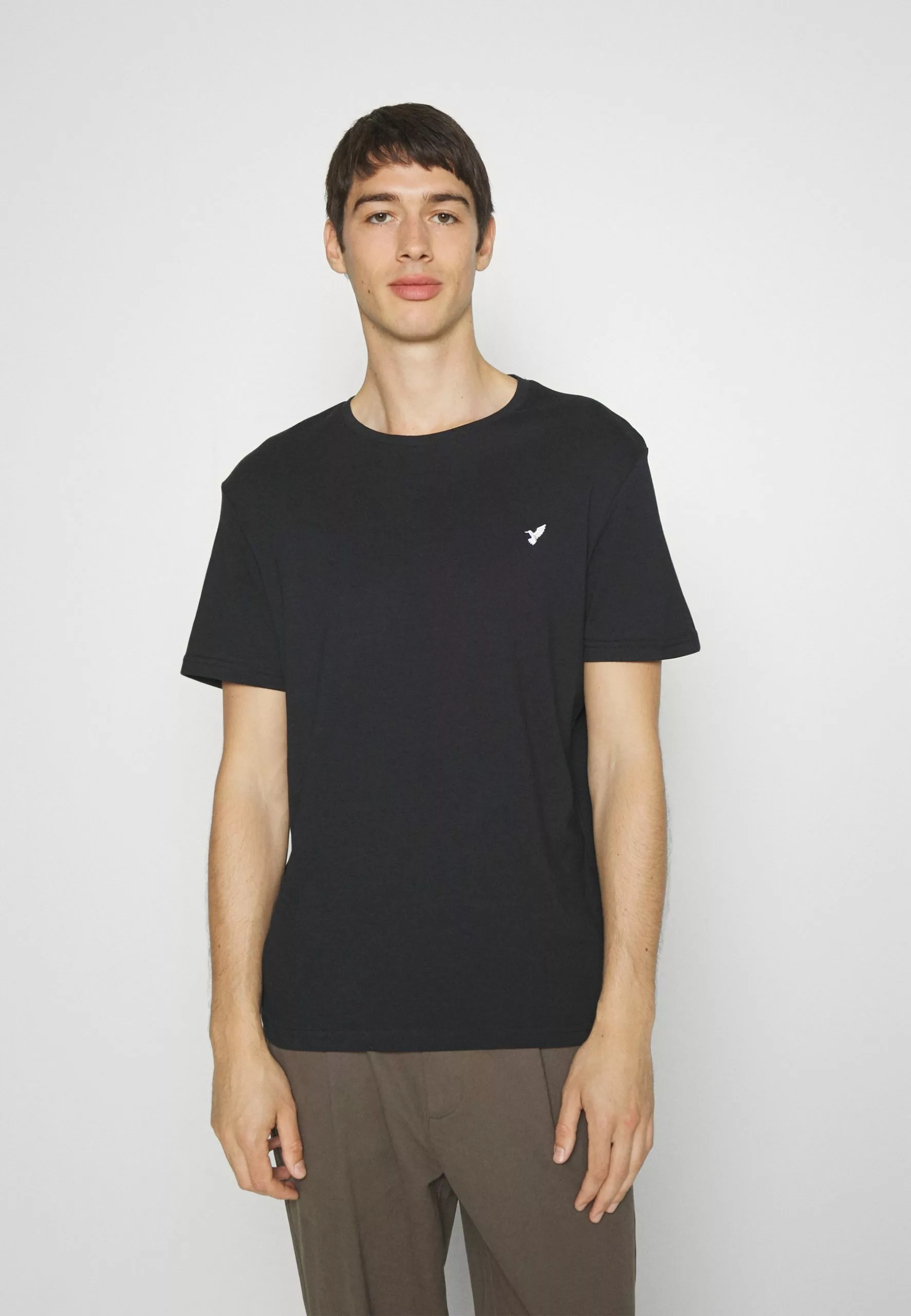 Pier One 5 Pack - Basic T-Shirt - Black/White/Dark Blue 5 Pier One 5 Pack - Basic T-Shirt - Black/White/Dark Blue - Image 5