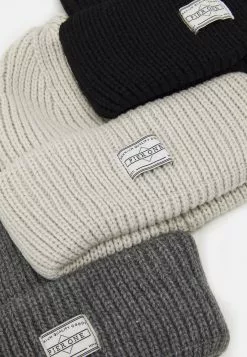 Pier One Unisex 3 Pack - Beanie - Black/Dark Grey/Off-White -Pier One Shop 95a5e9e5960d44b887ec581a941f516e