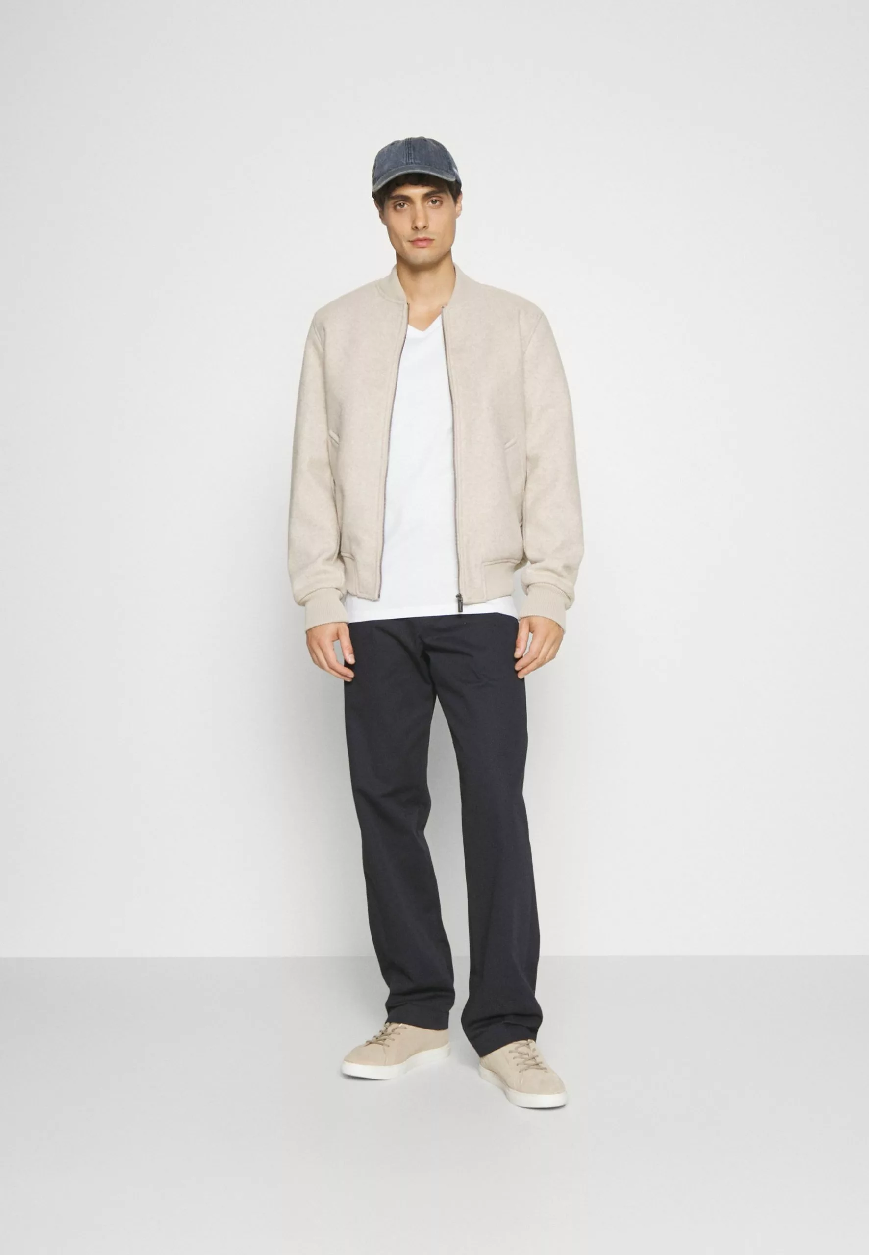 Pier One V Neck Bird Tonal 3 Pack - Basic T-Shirt - White/Dark Green/Black 1 Pier One V Neck Bird Tonal 3 Pack - Basic T-Shirt - White/Dark Green/Black