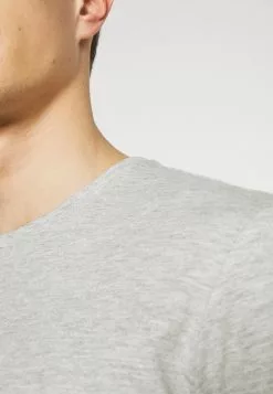 Pier One 3 Pack - Basic T-Shirt - Black/Grey/Bordeaux 15 Pier One 3 Pack - Basic T-Shirt - Black/Grey/Bordeaux -Pier One Shop cf2bf76acaa04ce7a9f485db3954ff6b